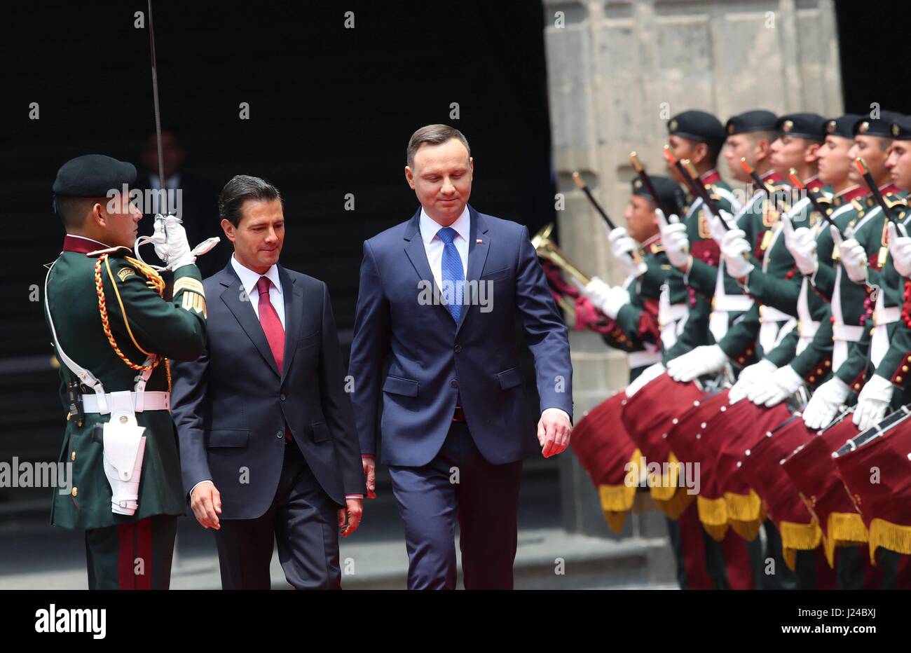 Città del Messico. 24 Aprile, 2017. Il Presidente messicano Enrique Peña Nieto, sinistra, accompagnatrici Presidente polacco Andrzej Duda per un riesame della guardia d'onore durante la solenne cerimonia di arrivo presso il National Palace Aprile 24, 2017 a Città del Messico. Credito: Planetpix/Alamy Live News Foto Stock