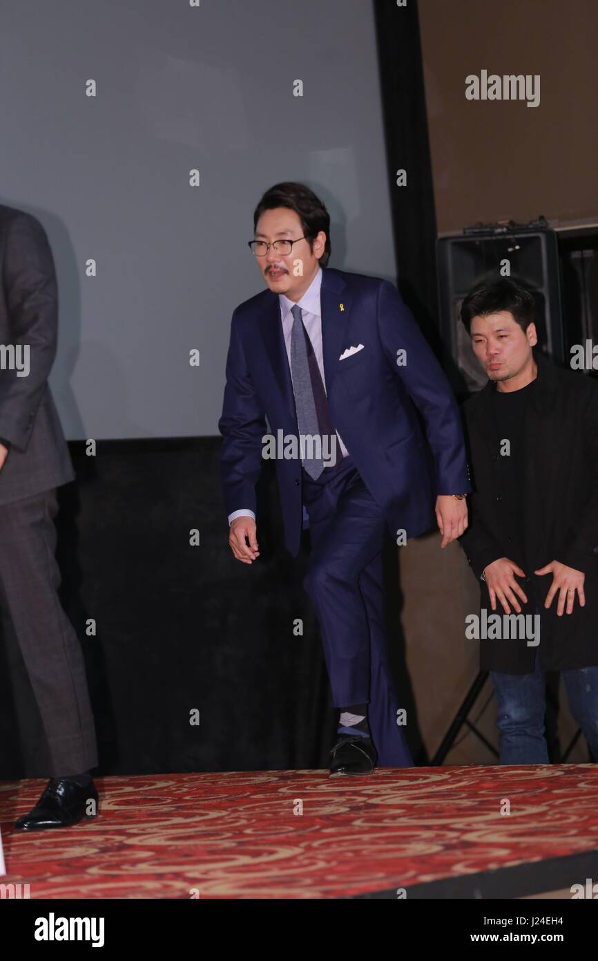 Seul in Corea. 24 apr, 2017. Jin-ung Jo, Kim Sung-kyun, Sung-min Lee e Joo Hyung Kim assistere alla premiere di Security Officer a Seul, in Corea il 24 aprile, 2017.(Cina e Corea diritti) Credito: TopPhoto/Alamy Live News Foto Stock