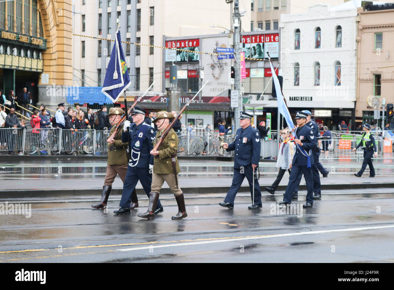 Melbourne, Australia. Xxv Aprile, 2017. Veterani australiano di marzo su Anzac Day che commemora il centenario di sbarchi in Gallipoli su 25 Aprile 1915 da Australia e Nuova Zelanda forze (ANZACS) e rendere omaggio agli ex combattenti che hanno combattuto in conflitti prvious Credito: amer ghazzal/Alamy Live News Foto Stock