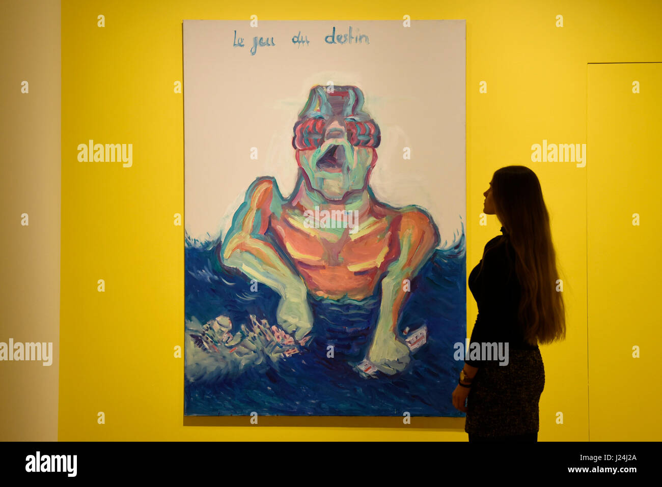 Londra, Regno Unito. Xxv Aprile, 2017. Un membro del personale "viste Le Jeu Du Destin (il gioco del destino"), 1999, da Maria Lassnig. Lancio di un nuovo programma espositivo a Sotheby s|2 galleria dove il lavoro di artisti che ne può essere sottovalutata nel mercato, ma rimangono arte storicamente importante e influente, è presentato. Le opere di artisti austriaci Renate Bertlmann e Maria Lassnig sono in mostra 27 Aprile al 2 giugno. Credito: Stephen Chung/Alamy Live News Foto Stock