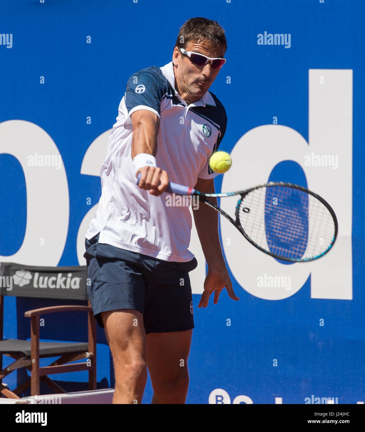 Barcellona, Spagna. Xxv Aprile, 2017. Lo spagnolo giocatore di tennis Tommy ROBREDO: risultati nei durante un primo giro di gioco contro Yuichi Sugita a "Barcelona Open Banc Sabadell - Trofeo Conde de Godó'. Credito: David Grau/Alamy Live News. Foto Stock