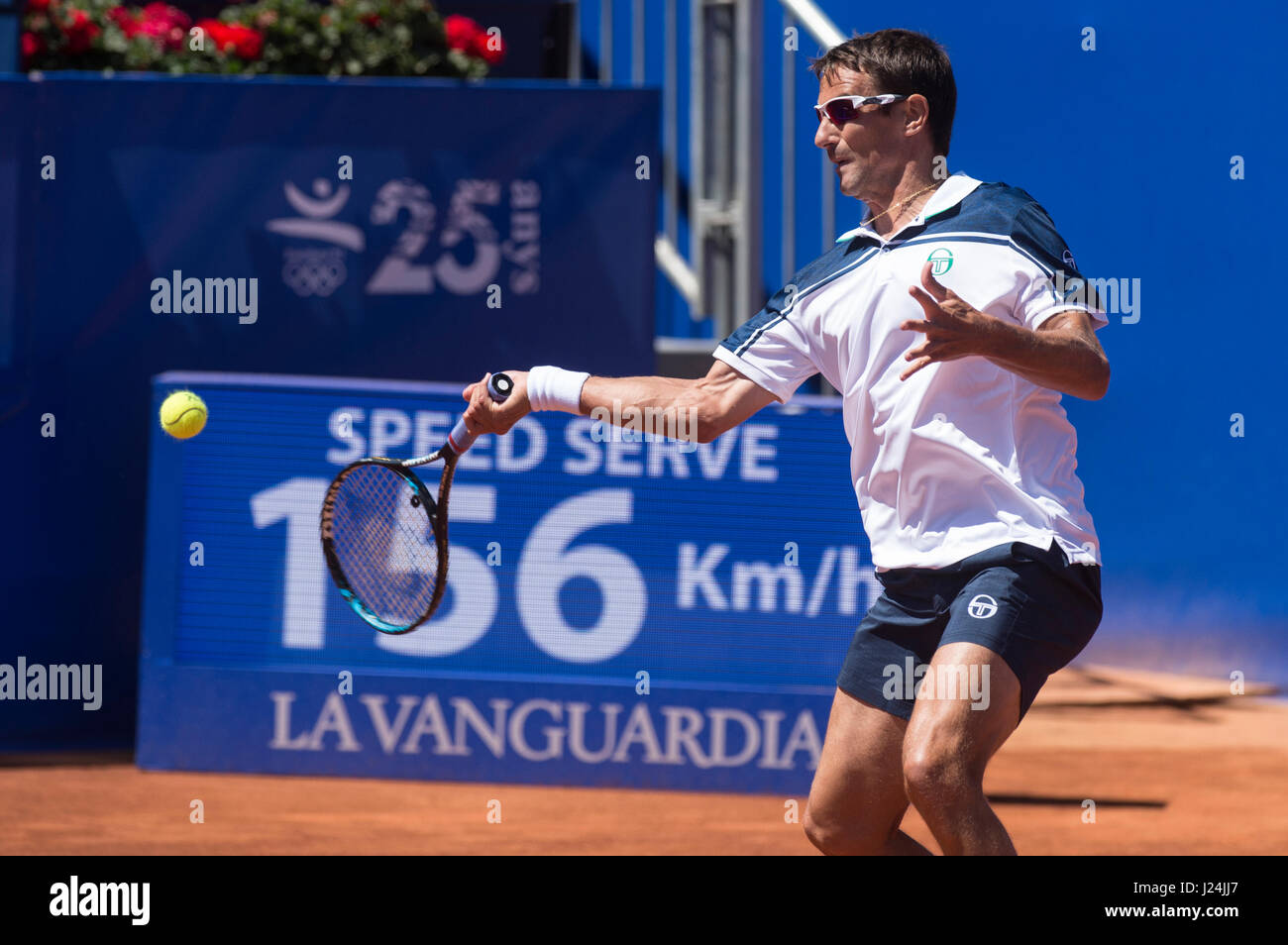 Barcellona, Spagna. Xxv Aprile, 2017. Lo spagnolo giocatore di tennis Tommy ROBREDO: risultati nei durante un primo giro di gioco contro Yuichi Sugita a "Barcelona Open Banc Sabadell - Trofeo Conde de Godó'. Credito: David Grau/Alamy Live News. Foto Stock