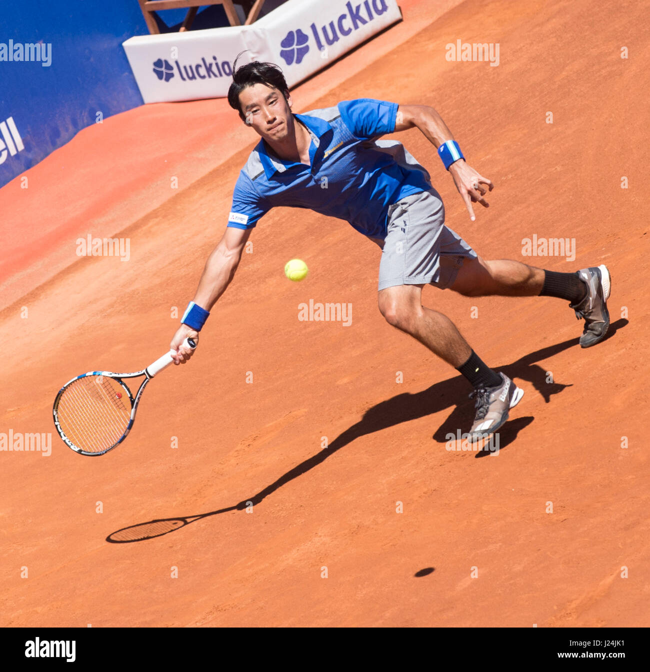 Barcellona, Spagna. Xxv Aprile, 2017. Yuichi Sugita durante un primo giro di gioco contro Tommy ROBREDO: risultati nei " a Barcelona Open Banc Sabadell - Trofeo Conde de Godó'. Credito: David Grau/Alamy Live News. Foto Stock