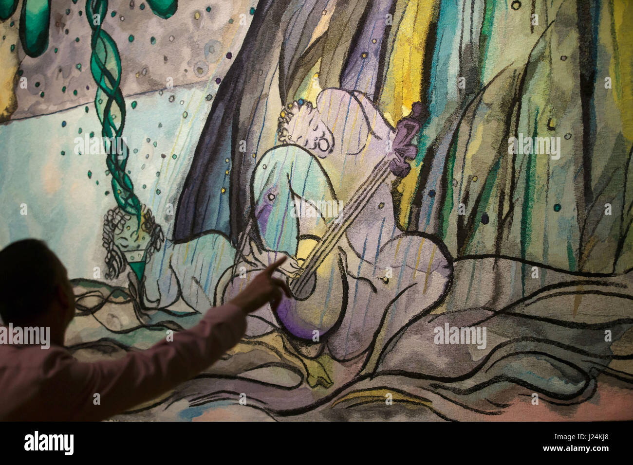 Londra, Regno Unito. Xxv Aprile, 2017. Foto realizzata il 25 aprile 2017 mostra il dettaglio di un pezzo chiamato 'l'uccello in gabbia Song' dal Premio Turner artista vincitore Chris Ofili alla National Gallery di Londra, Gran Bretagna. Si tratta di un arazzo tessuta a mano dall'Arazzo Dovecot Studio che ha avuto due anni e mezzo per il completamento. La tappezzeria è visualizzato in una stanza con un portico che ricoprono le pareti. Credito: Tim Irlanda/Xinhua/Alamy Live News Foto Stock