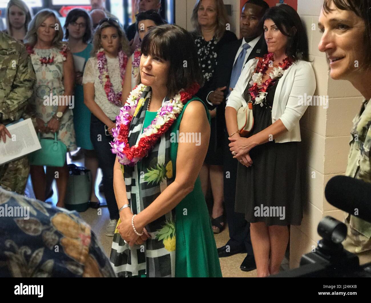 Honolulu, Hawaii. Xxv Aprile, 2017. Karen Pence, moglie di U.S. Vice Presidente Mike Pence ascolta militari per i membri della famiglia durante un tour della clinica sanitaria a Schofield Barracks Aprile 24, 2017 a Honolulu, Hawaii. La visita è stato a parlare di come una forma di terapia alternativa è utilizzato per aiutare i membri militari e delle loro famiglie affrontare difficoltà, disabilità o diagnosi. Credito: Planetpix/Alamy Live News Foto Stock