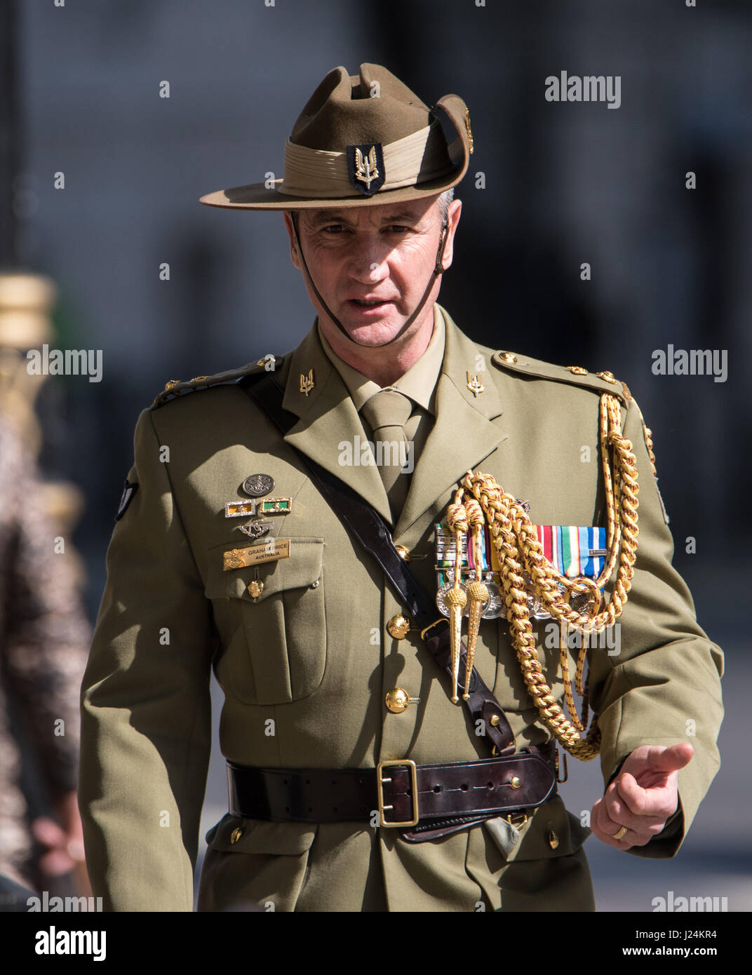 Londra 25 Aprile 2017. Un senior Australian ufficiale arriva per l'annuale commemorazione ANZAC in Whitehall, Londra Foto Stock