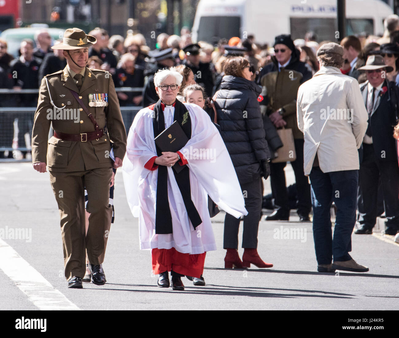Londra 25 Aprile 2017. Un membro del clero arriva a condurre l'annuale commemorazione ANZAC in Whitehall, Londra Foto Stock