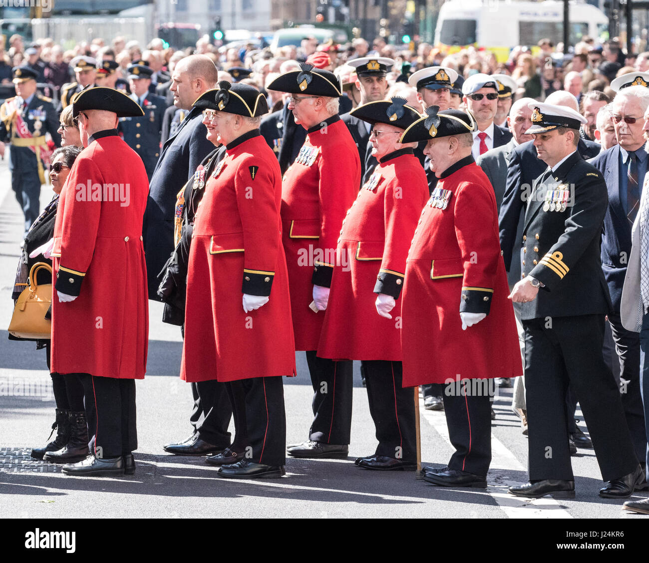 Londra, Regno Unito. Xxv Aprile, 2017. vetrans arrivare all'annuale ANZAC commemeration in Whitehall, Londra Credito: Ian Davidson/Alamy Live News Foto Stock