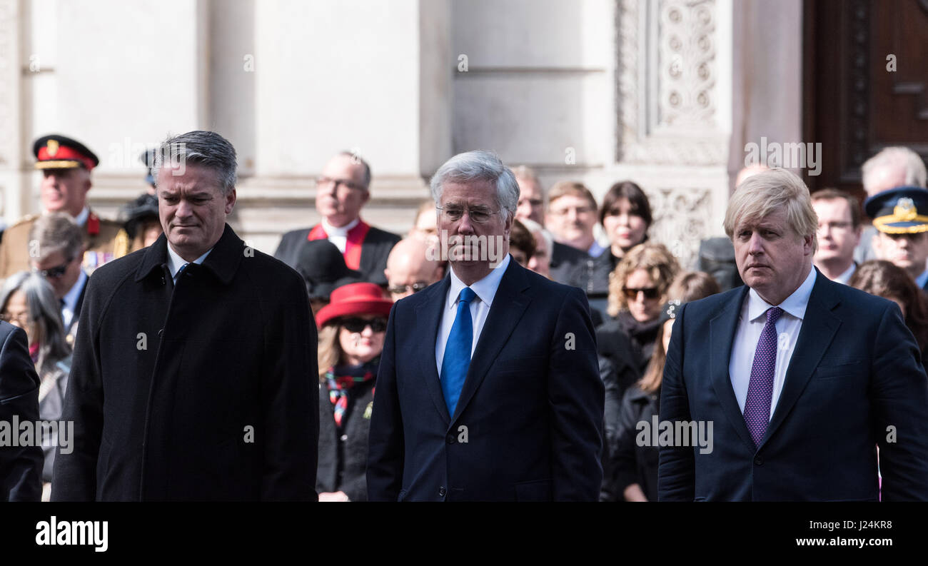 Londra, Regno Unito. Xxv Aprile, 2017. Boris Johnson, Segretario di Stato per gli affari esteri e Sir Michael Fallon il Segretario della Difesa, frequentare l annuale ANZAC commemeration in Whitehall, Londra Credito: Ian Davidson/Alamy Live News Foto Stock