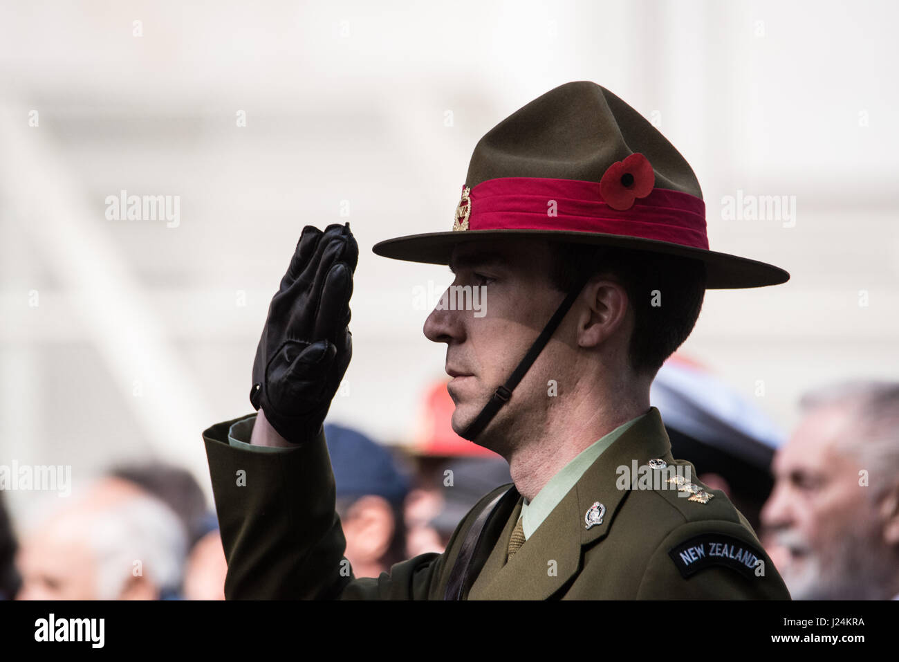 Londra, Regno Unito. Xxv Aprile, 2017. Una nuova Zelanda Army Officer saluta l'annuale ANZAC commemeration in Whitehall, Londra Credito: Ian Davidson/Alamy Live News Foto Stock