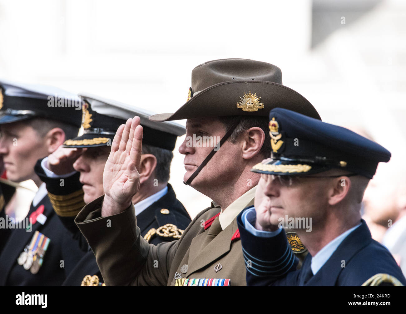 Londra, Regno Unito. Xxv Aprile, 2017. Ufficiali saluta l'annuale ANZAC commemeration in Whitehall, Londra Credito: Ian Davidson/Alamy Live News Foto Stock