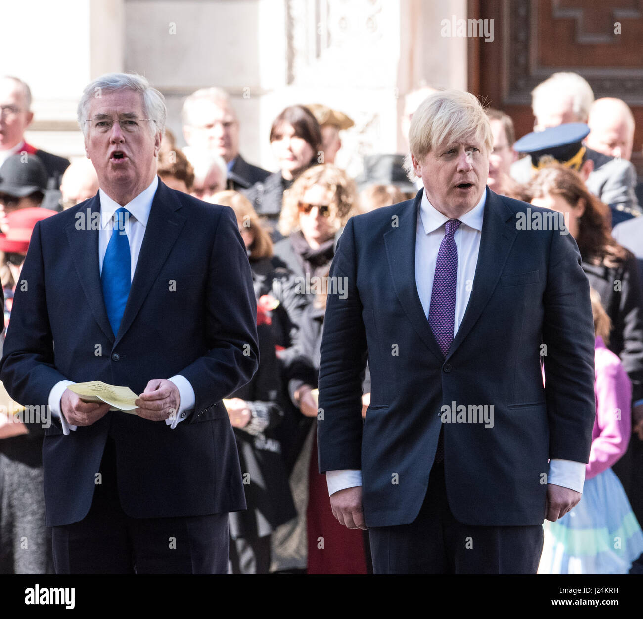 Londra, Regno Unito. Xxv Aprile, 2017. Boris Johnson, Segretario agli affari esteri (a destra) e Sir Michael Fallan Segretario della Difesa, all'annuale ANZAC commemeration in Whitehall, Londra Credito: Ian Davidson/Alamy Live News Foto Stock