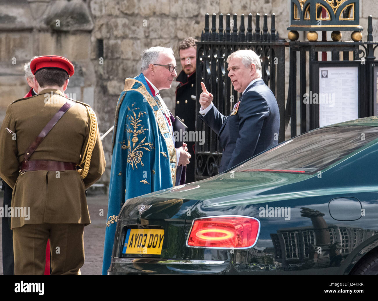 Londra, Regno Unito. Xxv Aprile, 2017. Sua Altezza Reale il principe Andrew arriva a Westminster Abbey per l'Anzac servizio a Westminster Abbey Credit: Ian Davidson/Alamy Live News Foto Stock