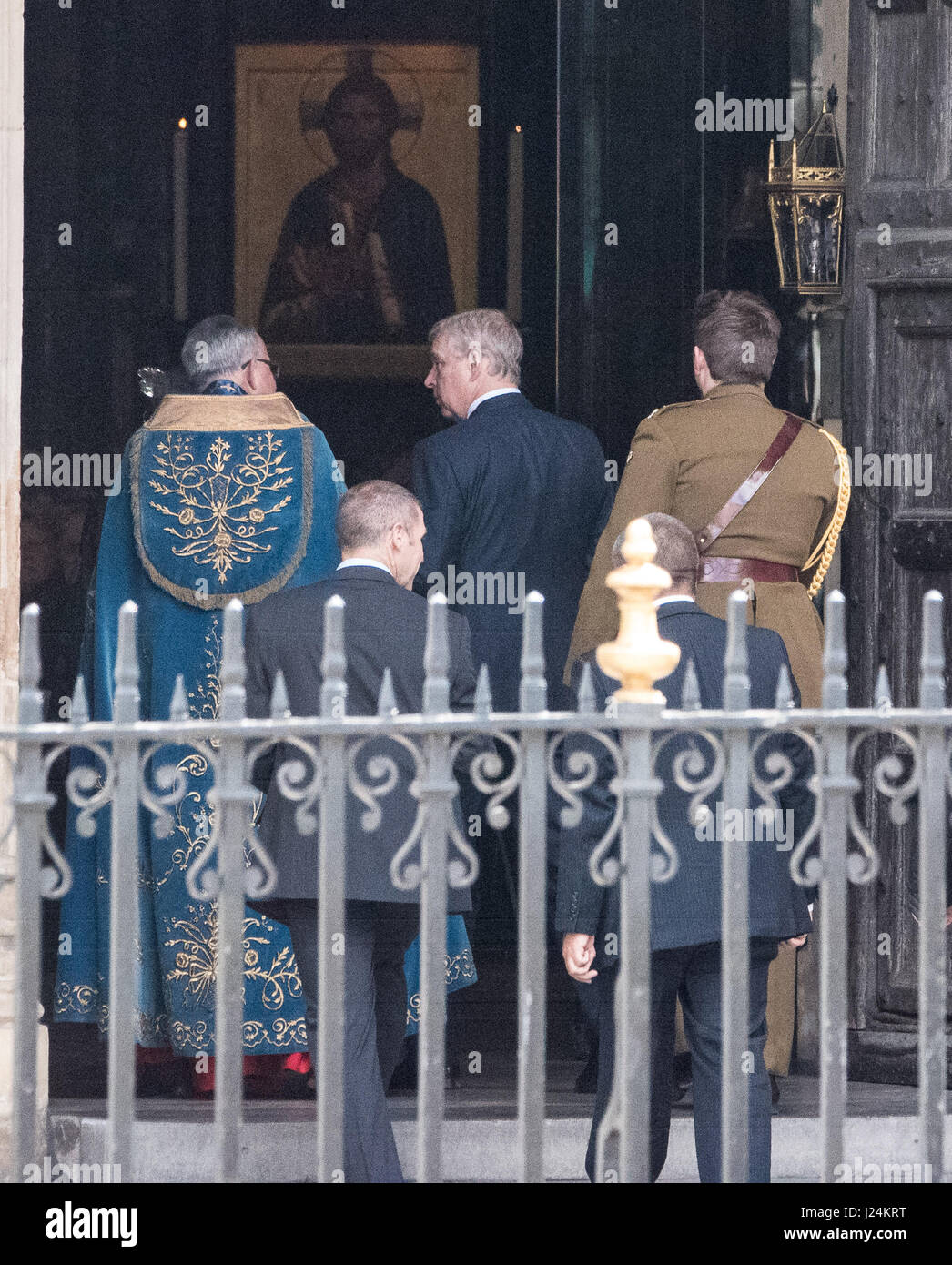 Londra, Regno Unito. Xxv Aprile, 2017. Sua Altezza Reale il principe Andrew arriva a Westminster Abbey per l'Anzac servizio a Westminster Abbey Credit: Ian Davidson/Alamy Live News Foto Stock
