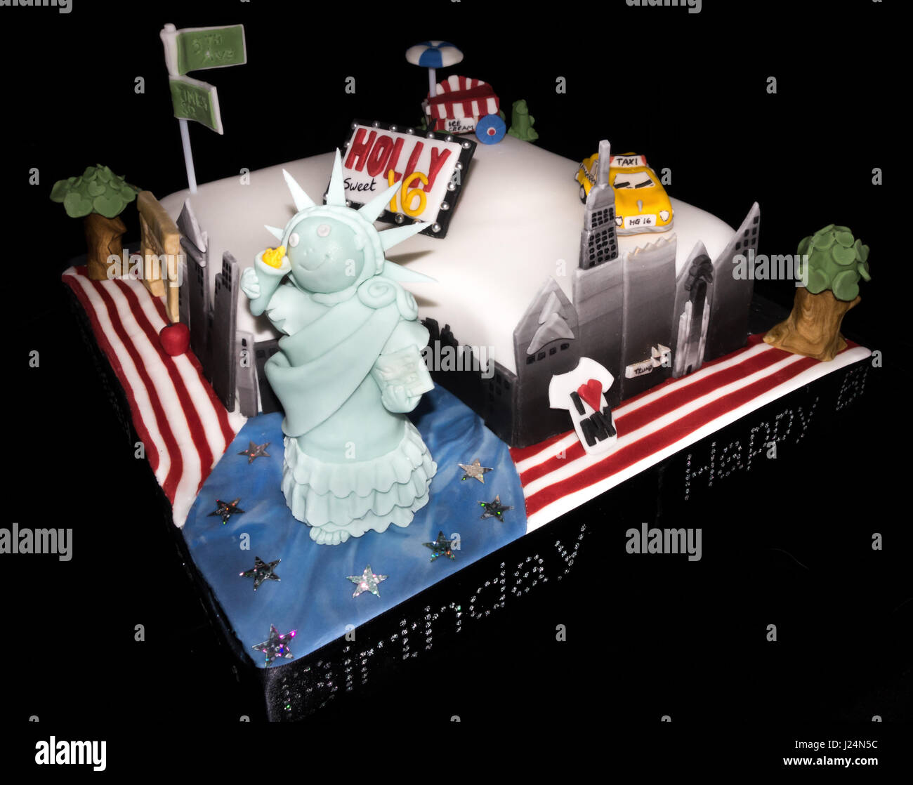 In casa di New York, Stati Uniti d'America, sedicesimo a tema torta di compleanno con la Statua della Libertà, yellow cab, skyline, ice cream van e le luci di Broadway Foto Stock