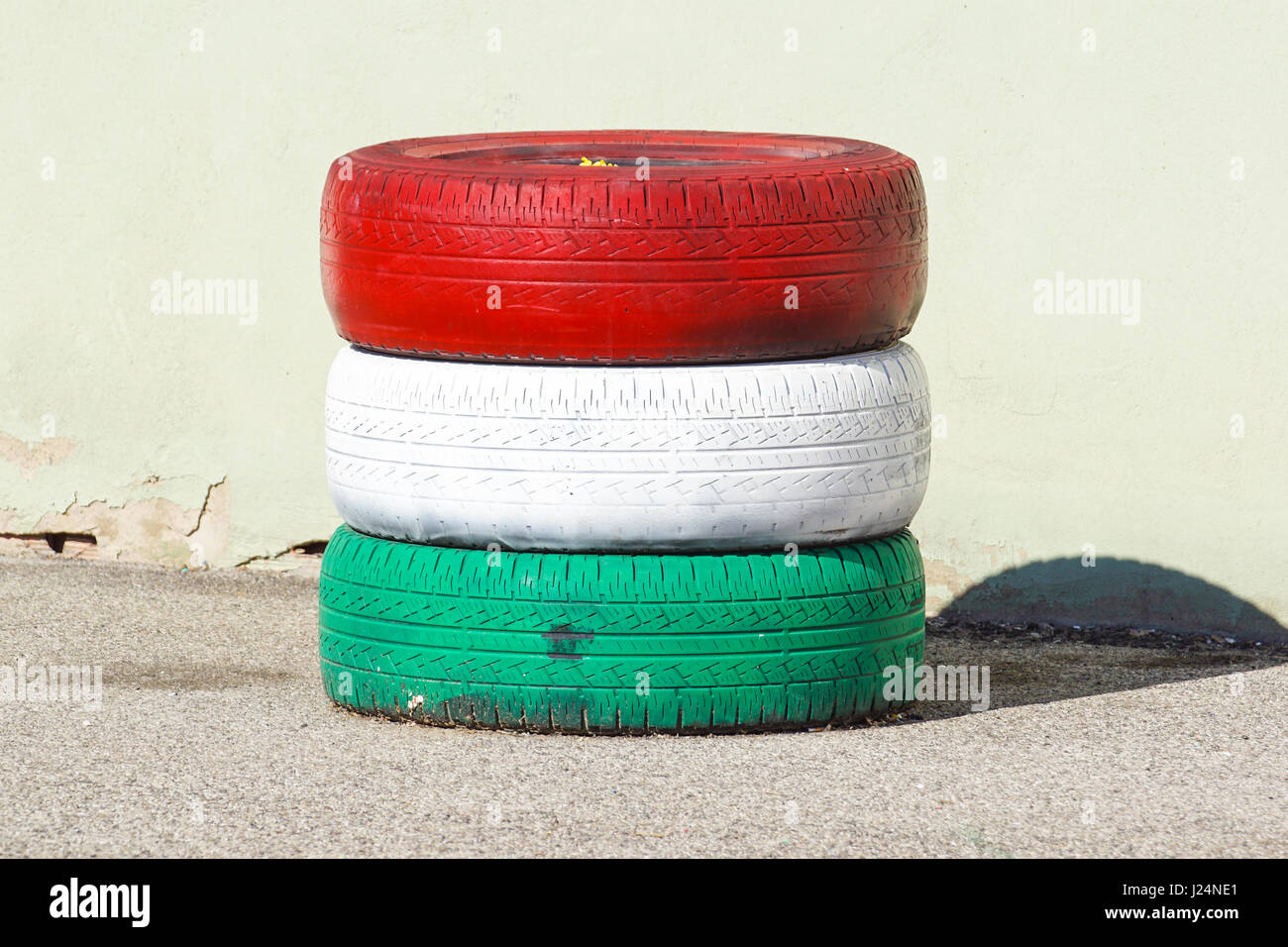 Pneumatici fatturati . a prova di shock pneumatici con il rosso e bianco colori verde Foto Stock