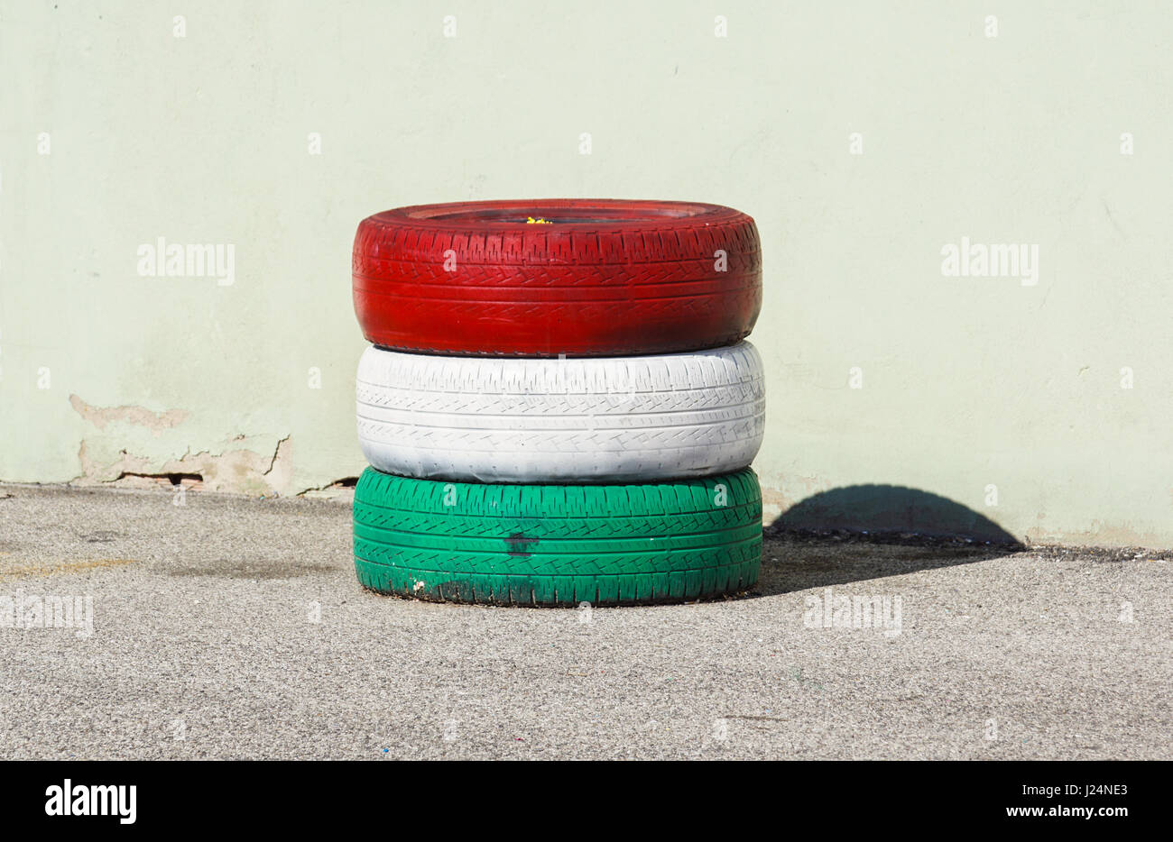 Pneumatici fatturati . a prova di shock pneumatici con il rosso e bianco colori verde Foto Stock