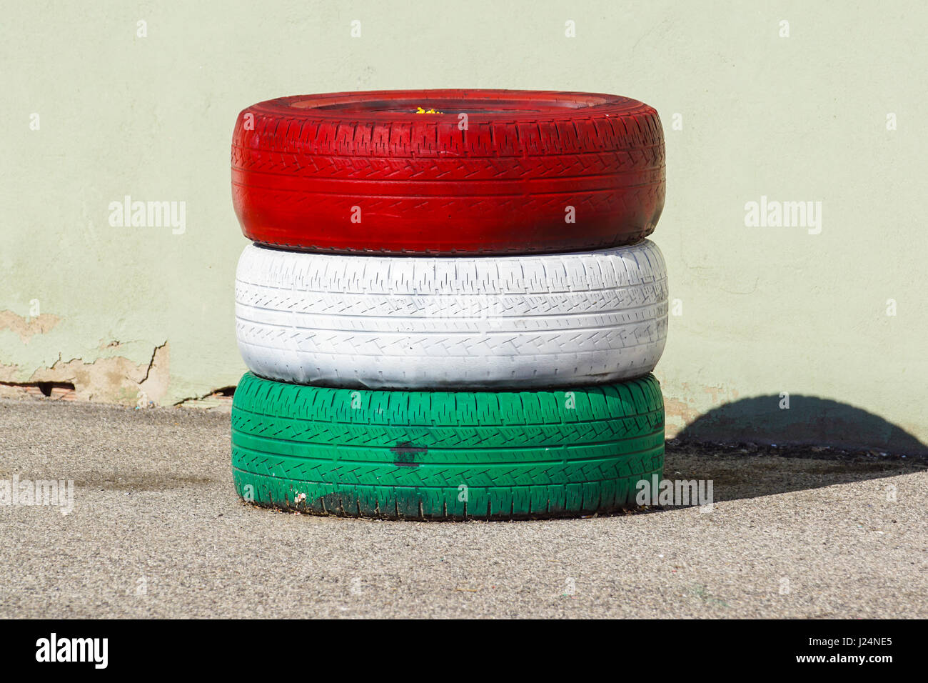 Pneumatici fatturati . a prova di shock pneumatici con il rosso e bianco colori verde Foto Stock