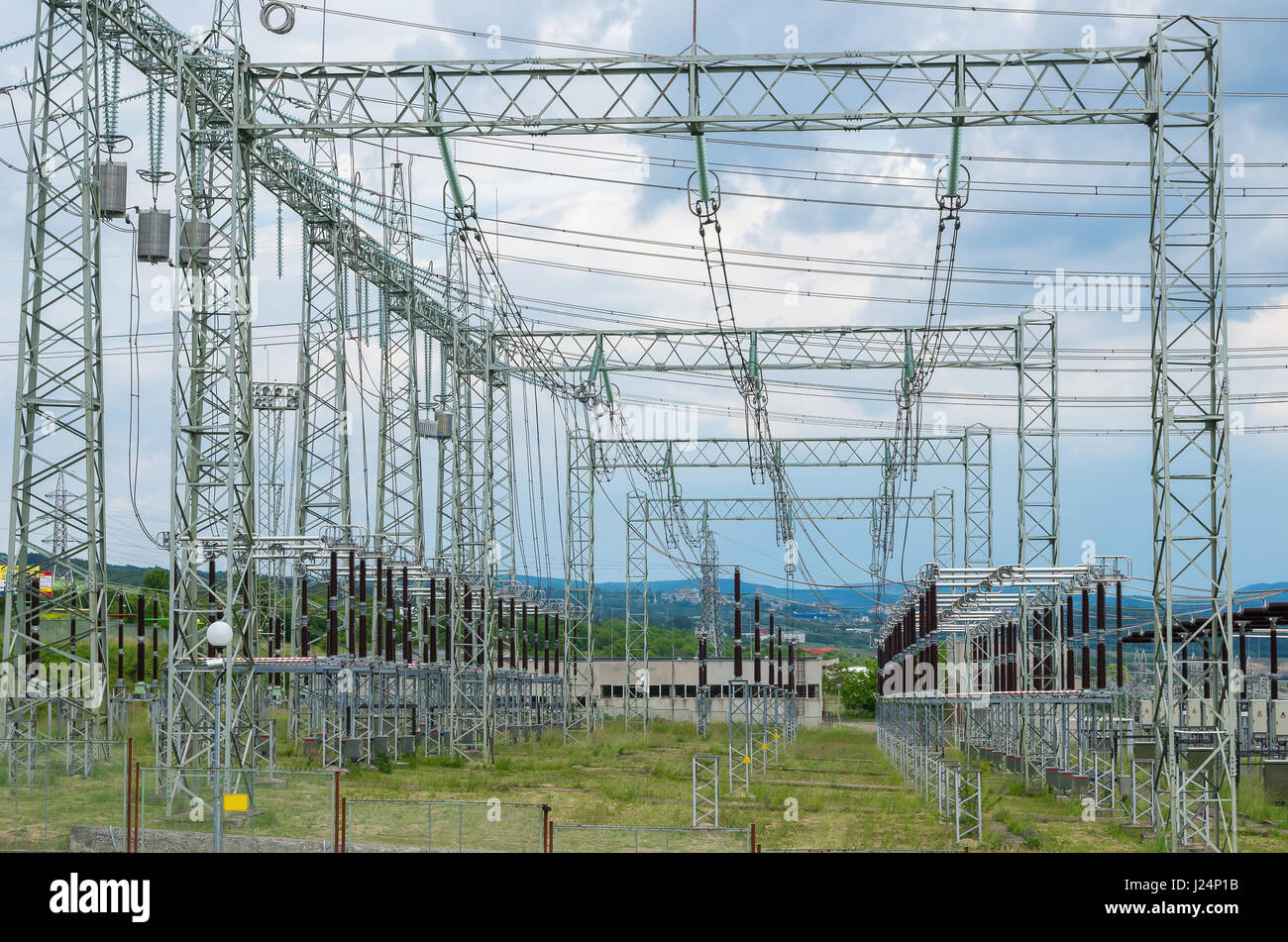 Sottostazione elettrica. La distribuzione di energia elettrica. Електрическа подстанция. Електроразпределение. Foto Stock