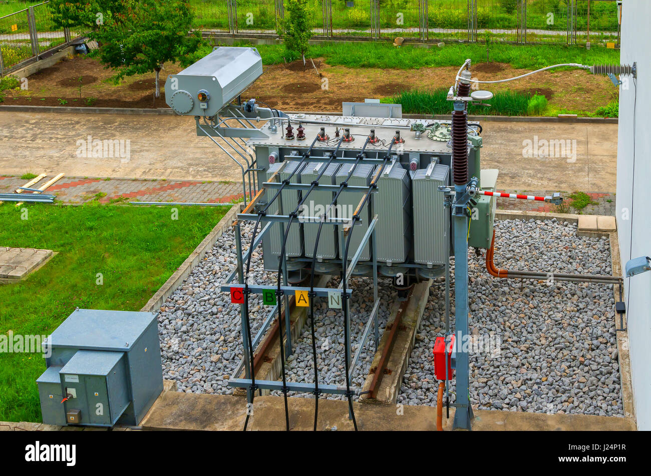 Trasformatore elettrico per la fornitura di elettricità alla zona industriale. Foto Stock