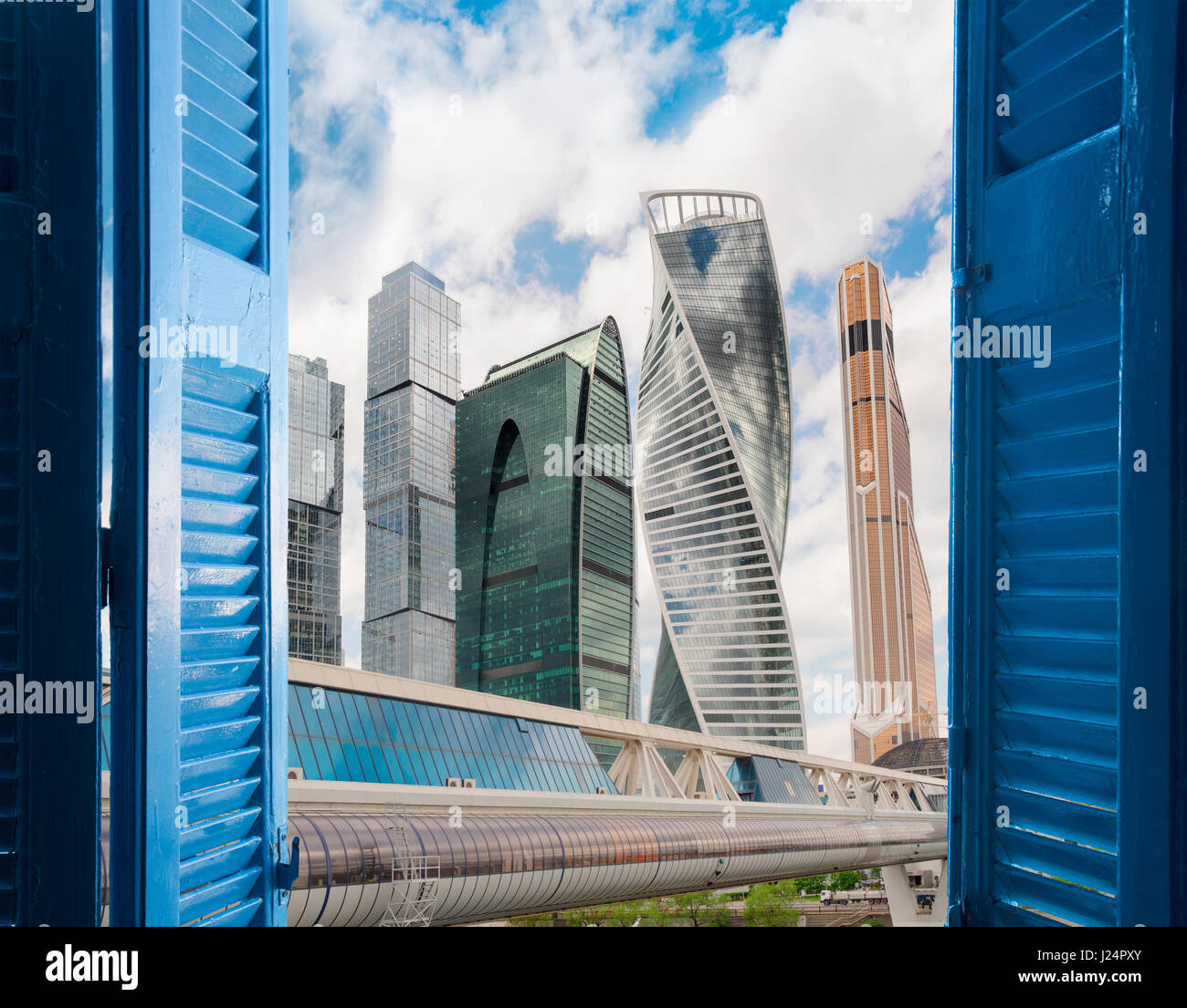 Camera con porta aperta alla città Foto Stock