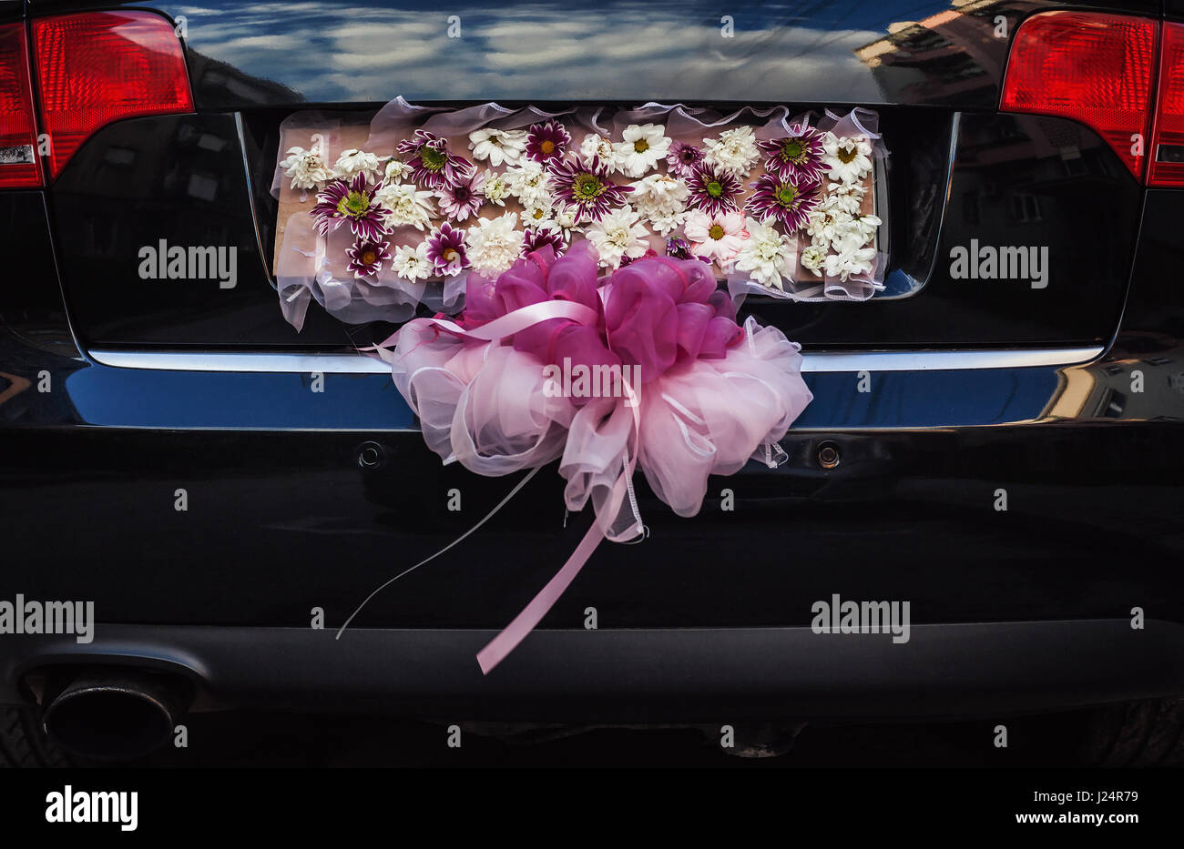 Primo piano sulla decorazione floreale sulle moderne auto nozze. Foto Stock