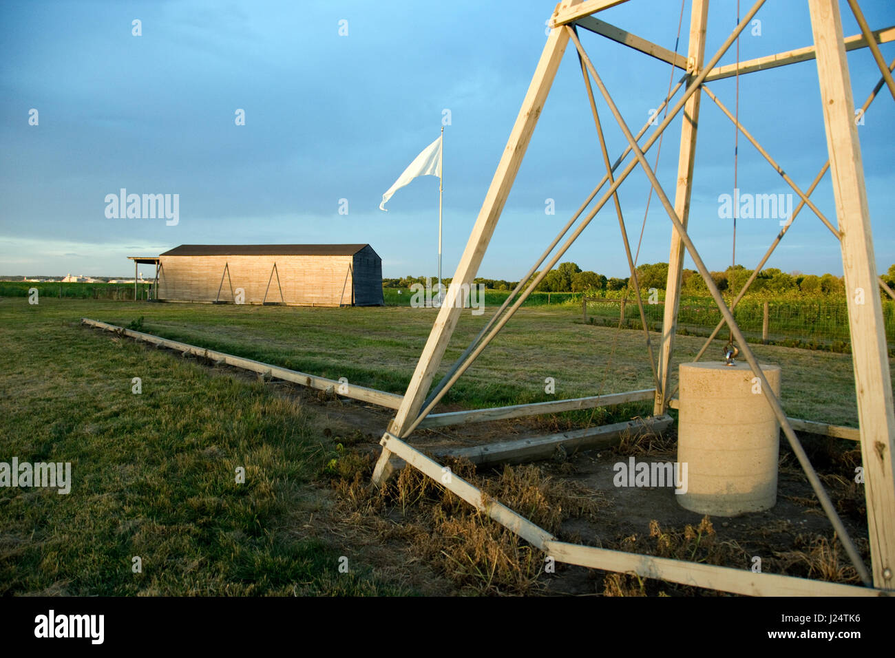 Riproduzione dei fratelli Wright hangar & catapulta a Huffman Prairie campo di volo, Dayton, Ohio, dove hanno sviluppato il primo aereo pratica. Foto Stock