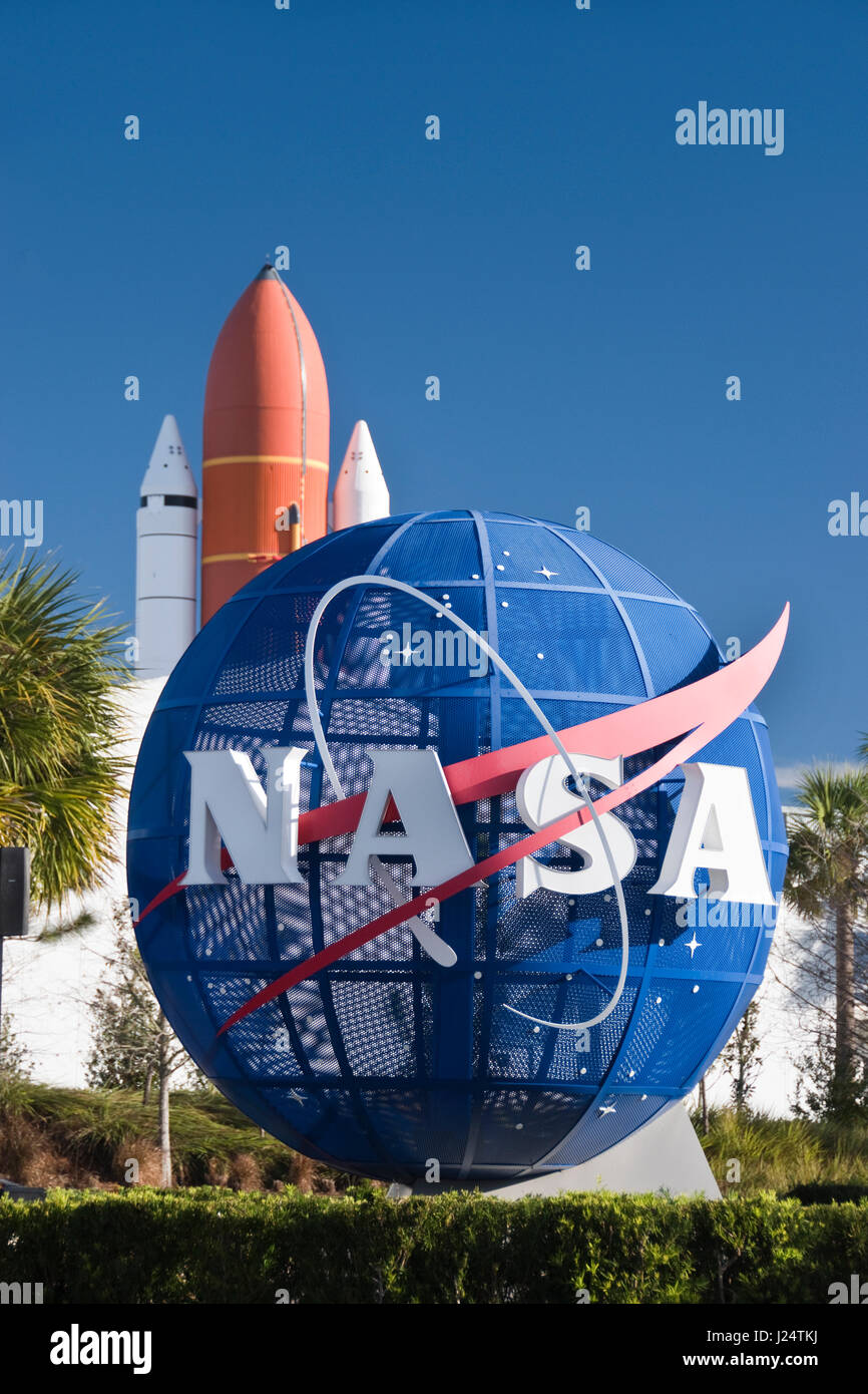 Un grande logo della NASA al di fuori del complesso dei visitatori alla NASA Kennedy Space Center, Florida. Foto Stock