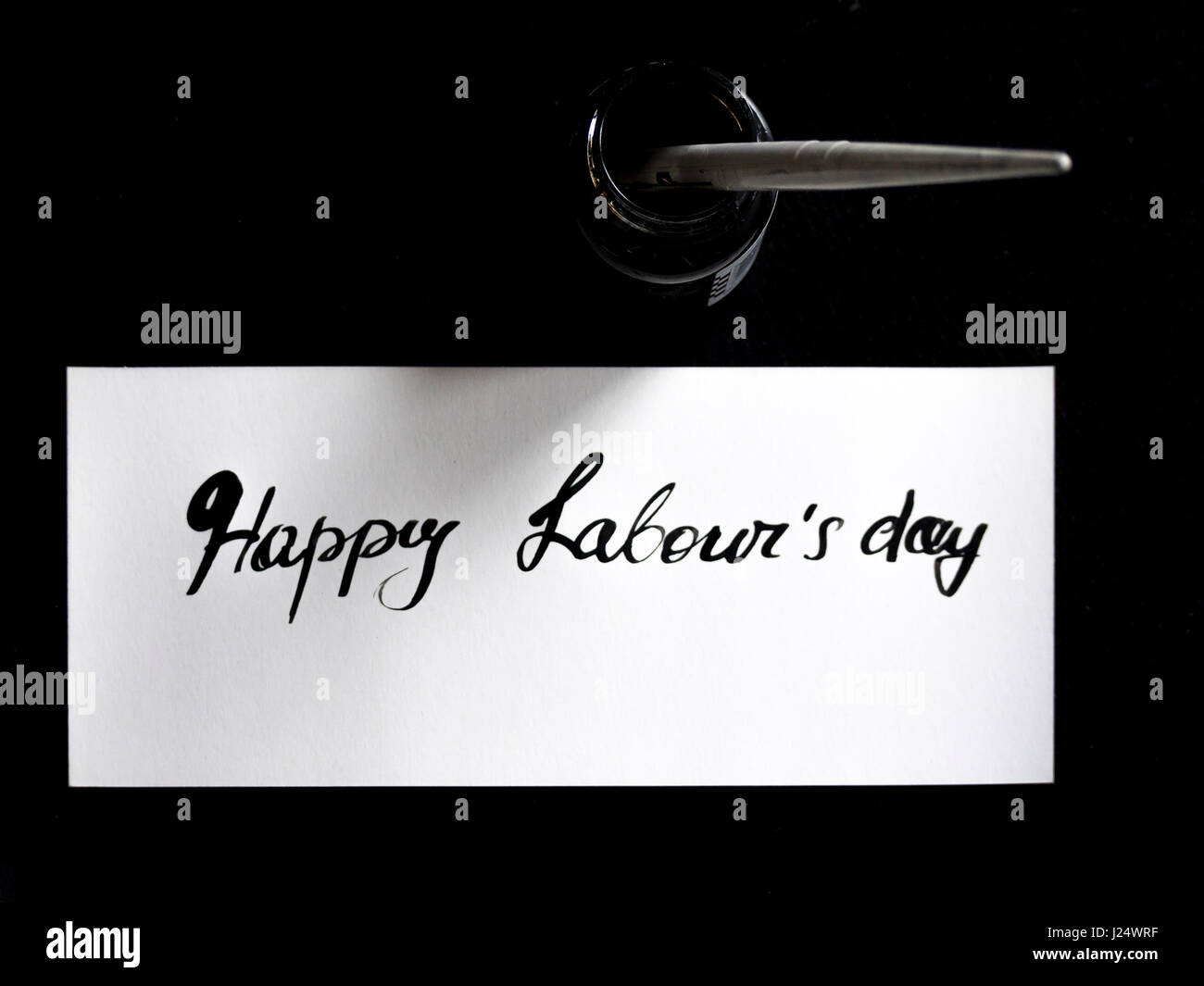 Felice del lavoro giorno della calligrafia e lattering post card. Vista da sopra con calligraph nel serbatoio di inchiostro Foto Stock