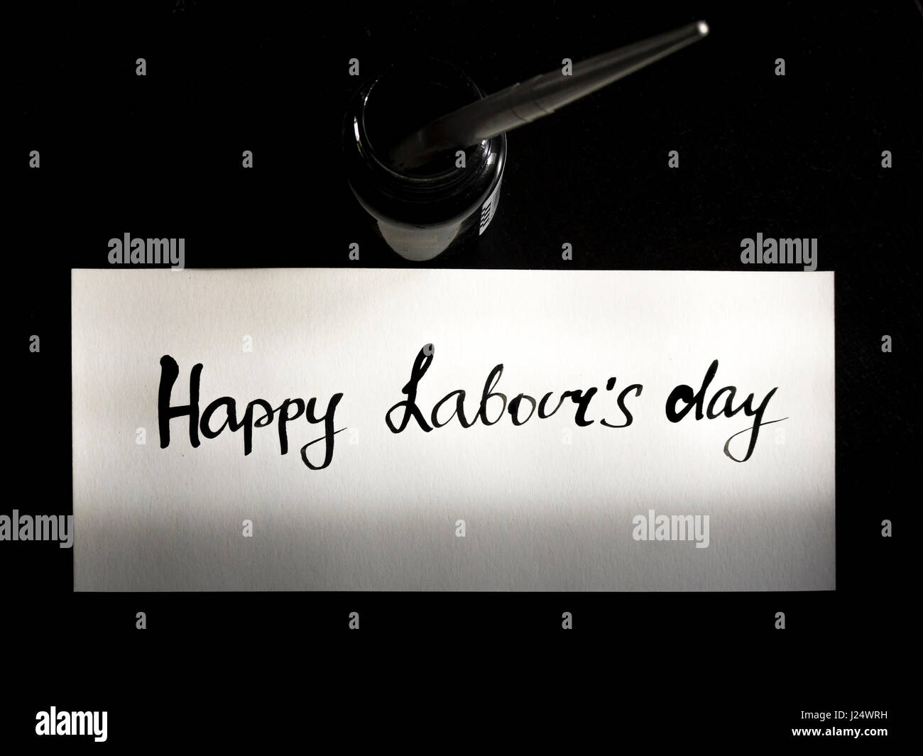 Felice del lavoro giorno della calligrafia e lattering post card. Vista da sopra con calligraph nel serbatoio di inchiostro Foto Stock