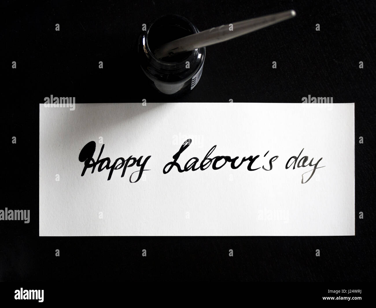 Felice del lavoro giorno della calligrafia e lattering post card. Vista da sopra con calligraph nel serbatoio di inchiostro Foto Stock