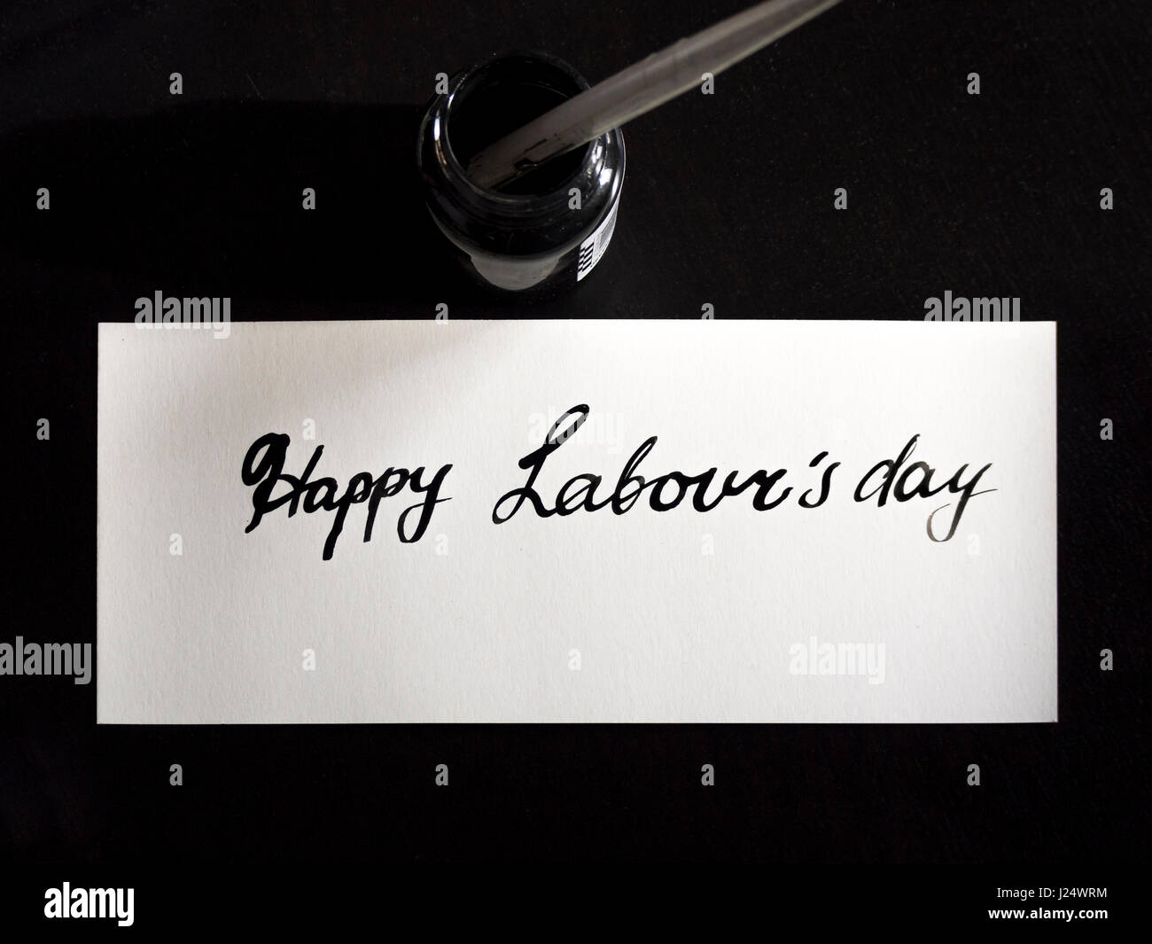 Felice del lavoro giorno della calligrafia e lattering post card. Vista da sopra con calligraph nel serbatoio di inchiostro Foto Stock