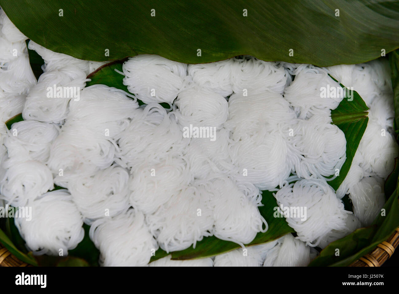 Tradizionale vietnamita spaghetti di riso coperto con foglie di banano. Foto Stock