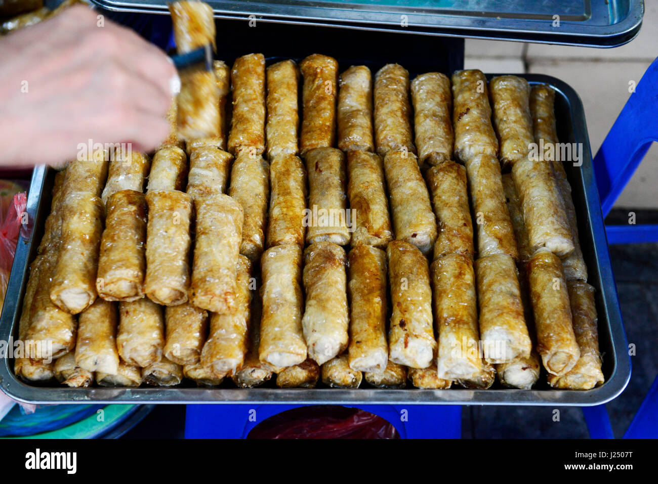 Profondo fritto vietnamita rotoli di granchio. Essi sono serviti come parte del famoso Bún chả pasto ad Hanoi. Foto Stock