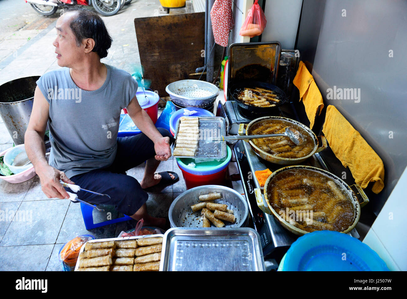 Profondo fritto vietnamita rotoli di granchio. Essi sono serviti come parte del famoso Bún chả pasto ad Hanoi. Foto Stock