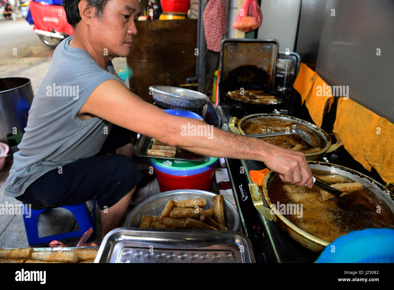 Profondo fritto vietnamita rotoli di granchio. Essi sono serviti come parte del famoso Bún chả pasto ad Hanoi. Foto Stock