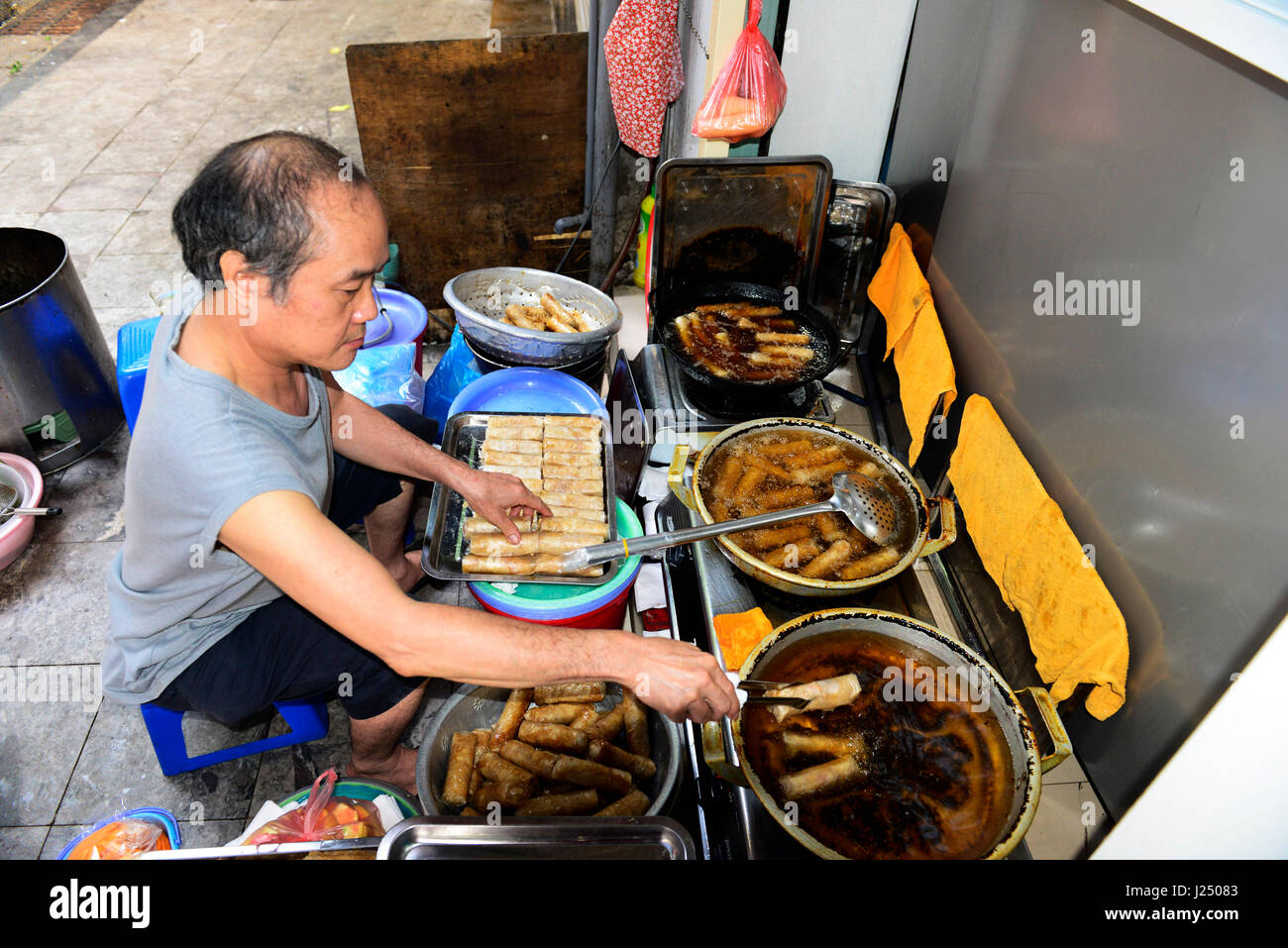 Profondo fritto vietnamita rotoli di granchio. Essi sono serviti come parte del famoso Bún chả pasto ad Hanoi. Foto Stock