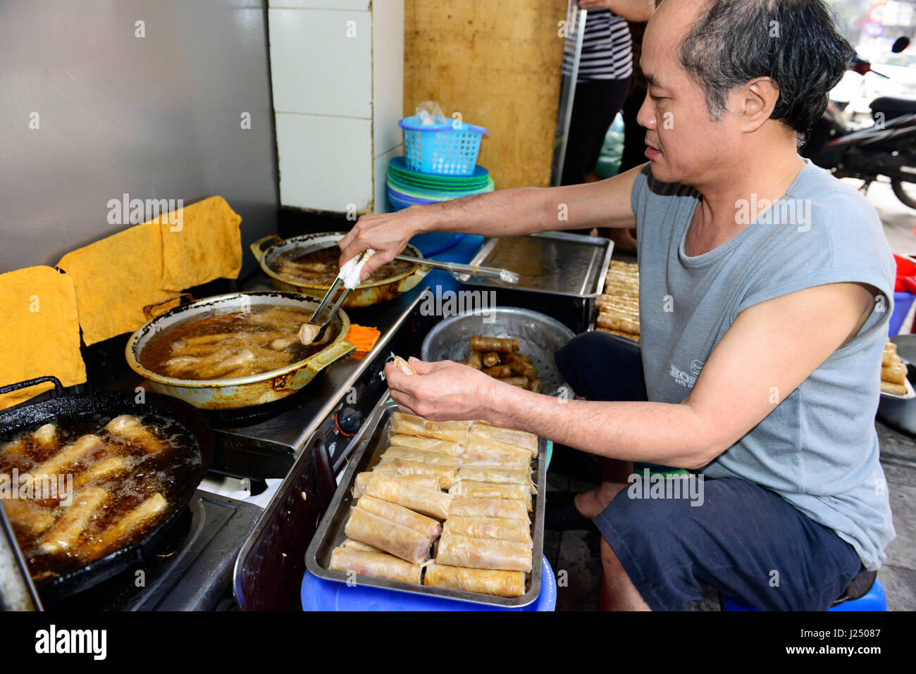 Profondo fritto vietnamita rotoli di granchio. Essi sono serviti come parte del famoso Bún chả pasto ad Hanoi. Foto Stock