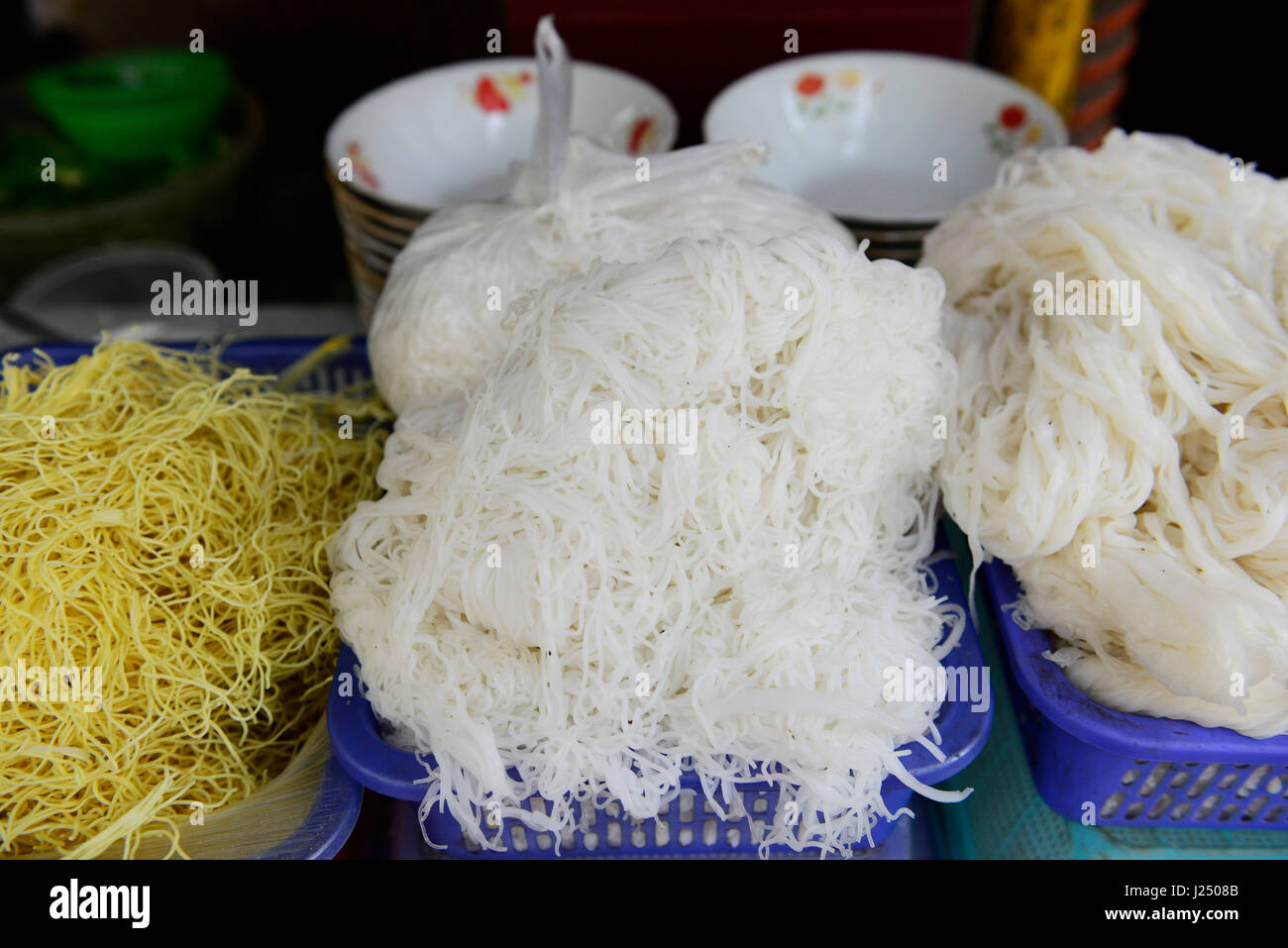 Vietnamita spaghetti di riso venduto nel mercato di Hanoi. Foto Stock