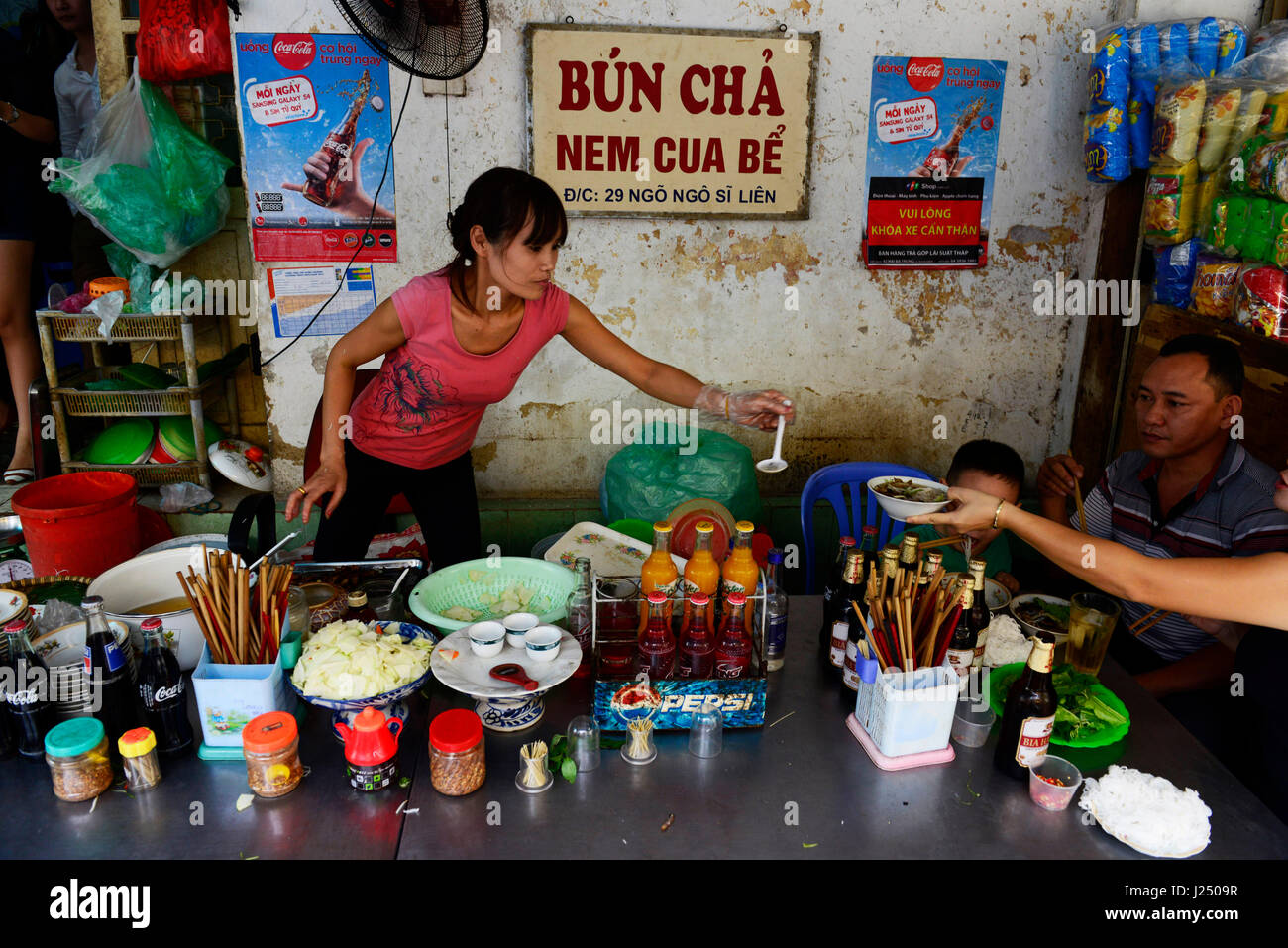 Bún chả è uno di Hanoi più popolari piatti. Bún chả è una ciotola o riso tagliatelle con grigliata di costolette di maiale è servito con il granchio involtini primavera. Foto Stock