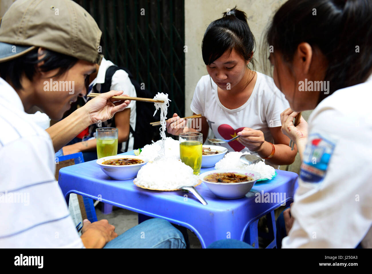 Bún chả è uno di Hanoi più popolari piatti. Bún chả è una ciotola o riso tagliatelle con grigliata di costolette di maiale è servito con il granchio involtini primavera. Foto Stock