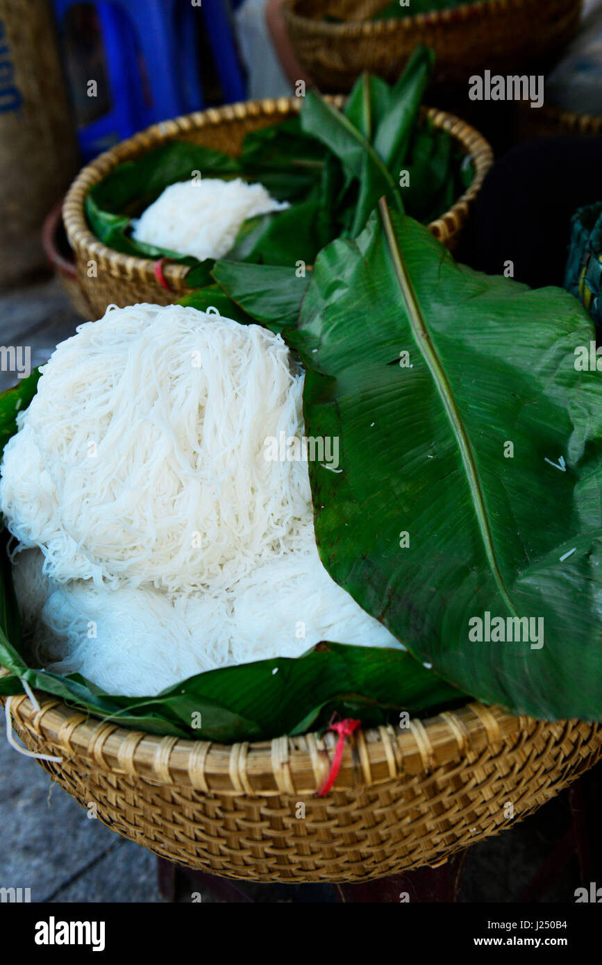 Preparazione della tradizionale vietnamita spaghetti di riso ( Bún ) in una piccola famiglia di proprietà di fabbrica in un piccolo villaggio nei pressi di Hanoi. Foto Stock