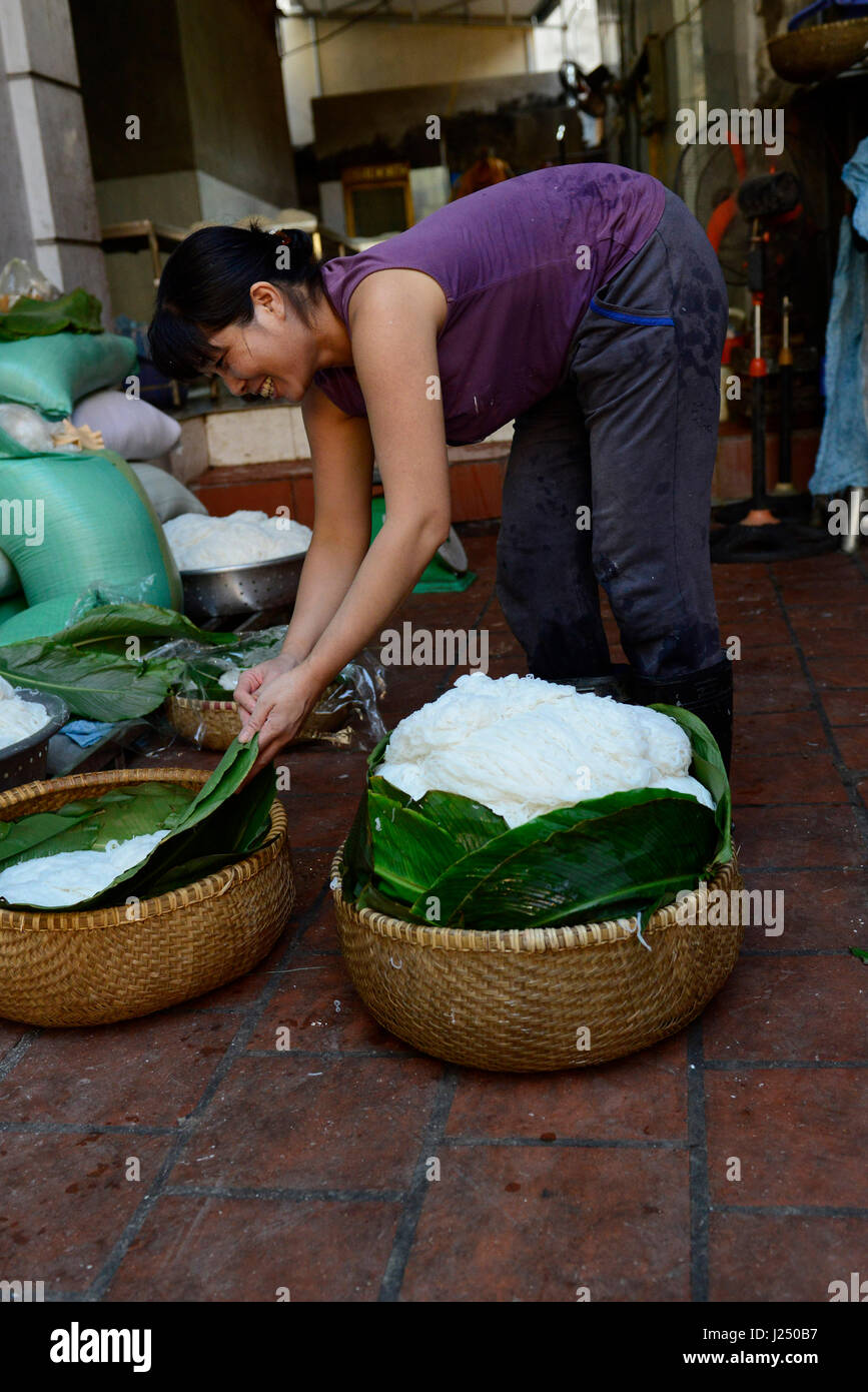 Preparazione della tradizionale vietnamita spaghetti di riso ( Bún ) in una piccola famiglia di proprietà di fabbrica in un piccolo villaggio nei pressi di Hanoi. Foto Stock