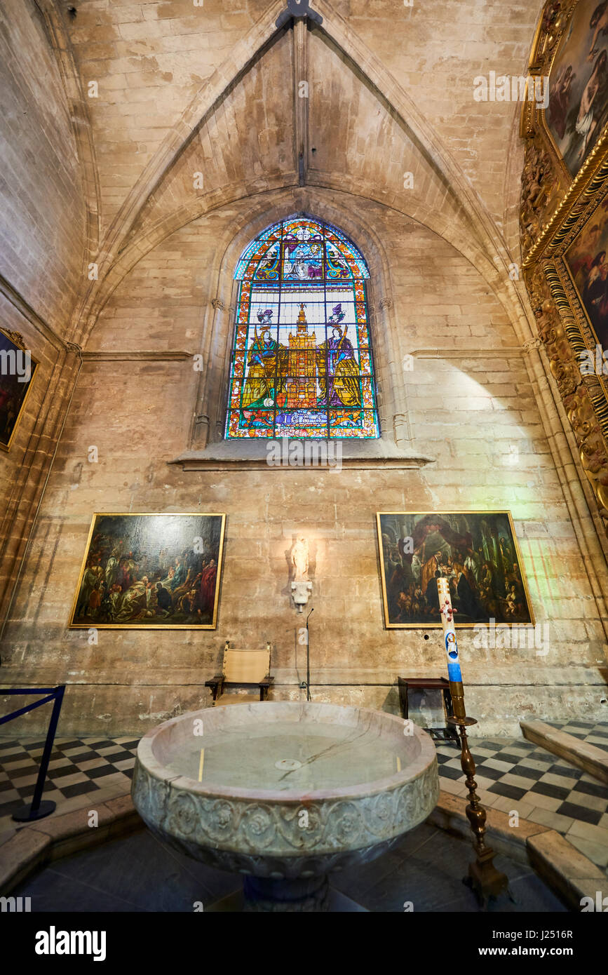 Fonte battesimale all'interno del castello di Siviglia e La Giralda, Sito Patrimonio Mondiale dell'UNESCO, Siviglia, Andalusia, Spagna, Europa Foto Stock