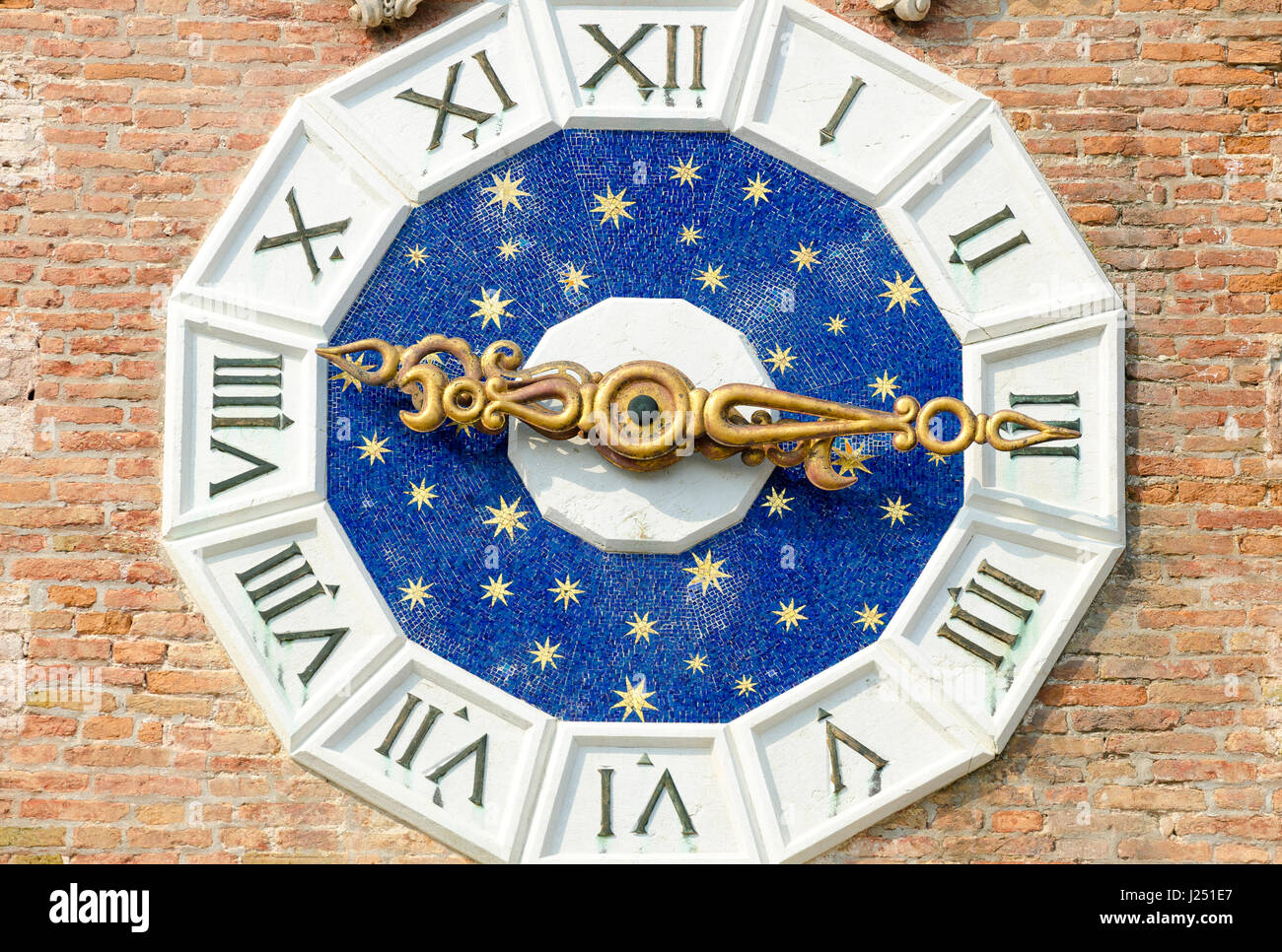 Orologio ornati con motivo celeste su una clocktower presso la Porta Magna complesso dell'Arsenale Veneziano a Venezia, Italia Foto Stock