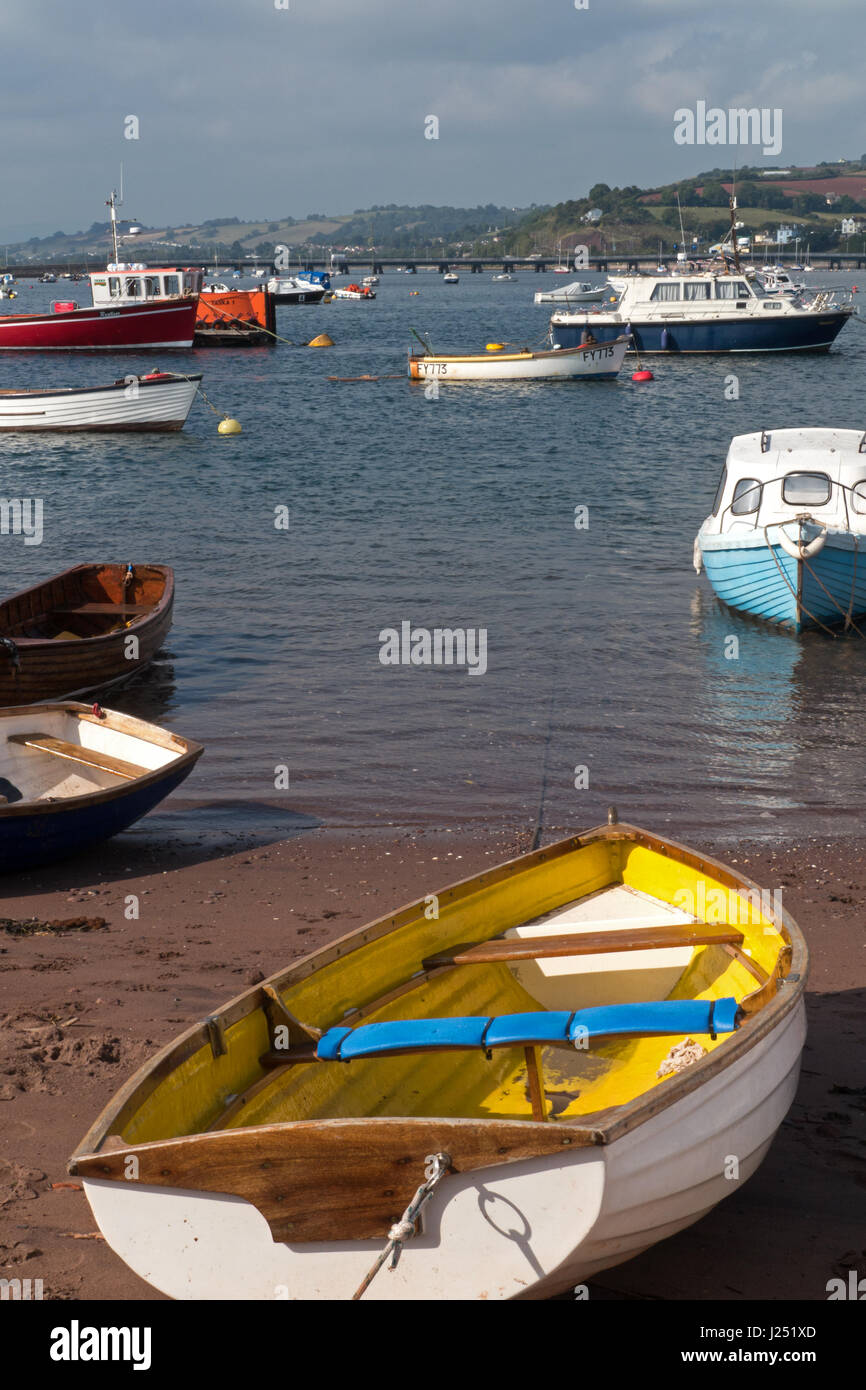 Barche ormeggiate sul fiume Teign visto dal retro spiaggia a Teignmouth nel South Devon, Inghilterra, Regno Unito Foto Stock