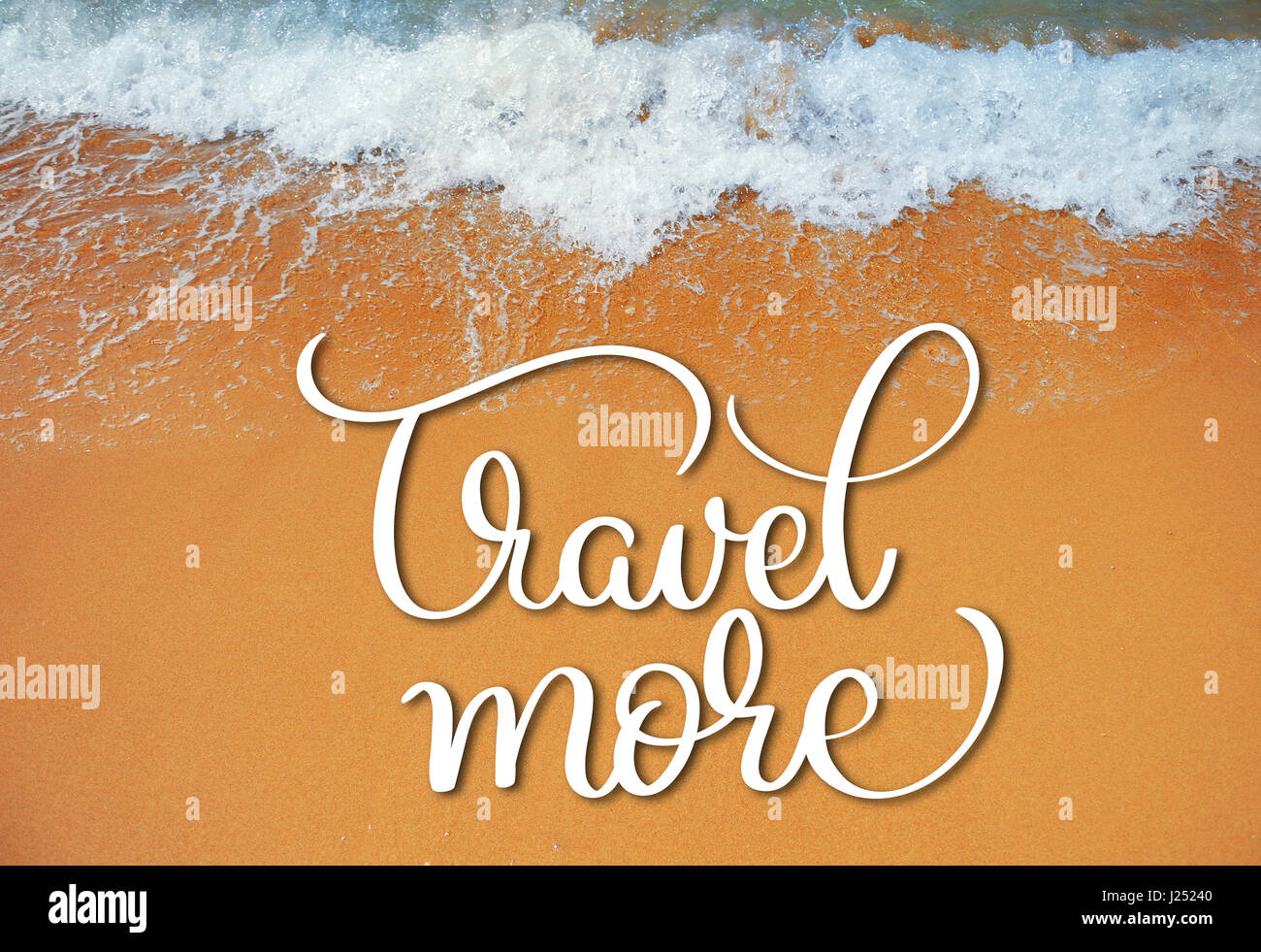 Onda morbida di mare sulla spiaggia di sabbia e il viaggio più testo. Calligraphy lettering disegnare a mano Foto Stock