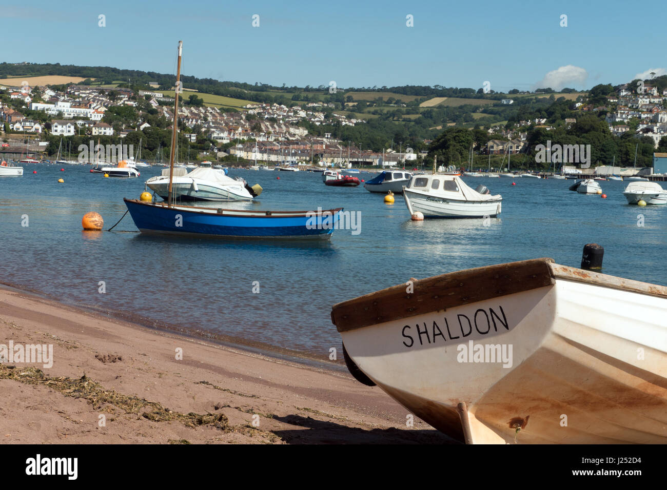 Ormeggiate barche sul Fiume Teign estuario visto dalla riva Shaldon verso Teignmouth, South Devon, Inghilterra, Regno Unito Foto Stock
