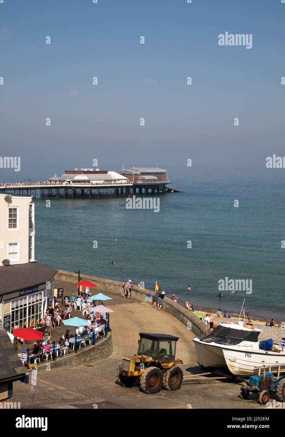 La stazione balneare di Cromer sulla Costa North Norfolk con il suo molo e caffetterie, Cromer, Norfolk, Inghilterra, Regno Unito Foto Stock