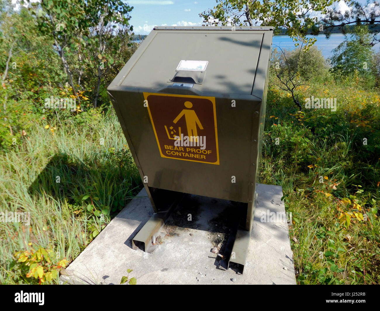 Sostenere la prova contenitore di rifiuti dal lago. Foto Stock